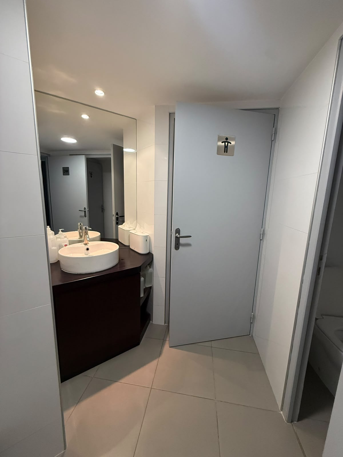 Sanitaires de bureau nettoyés par Cleanet Tolosa